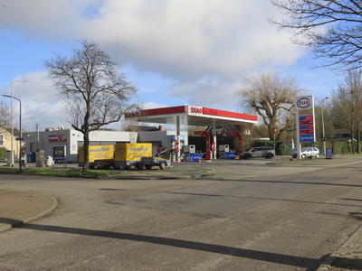 902188 Gezicht op het ESSO-tankstation Vleuten 81 (Hindersteinlaan 20) te Vleuten (gemeente Utrecht).